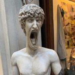 마주치기 두려운 길거리 <b>동상</b>들