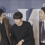 조카 <b>재롱</b> 보는 삼촌들