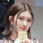 하얗고 <b>몽환</b>적인 분위기의 아이돌