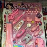 의사놀이 장난감 세트에... 저건 왜?
