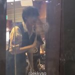 자기 보러<b>와준</b> 팬들한테 하트 그려주는 남자