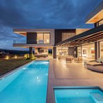 환영하고 <b>환대</b>하고 환송한다.