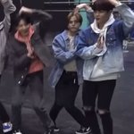 우울할땐 이 <b>포즈</b>를 따라해보세요