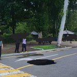 대학교 내부 도로서 싱크홀 발생