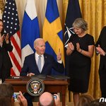해리스와 핀란드-스웨덴 美 대사 박수 받는 바이든