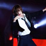 <b>현진</b> 손에 이거뭐야?