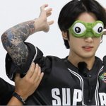 <b>정국이</b> 팔꿈치 꽃물들었어