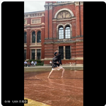 [펜타곤] 형구 런던 <b>분수대</b>에서도 포즈 췄네ㅋㅋㅋ