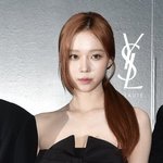 <b>윈터</b>는 이 옷이 어케 들어가냐
