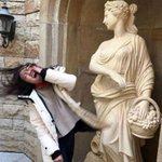 길거리 <b>동상</b>을 어지럽히는 연기 천재들