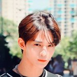 배진영 얼굴 뭐임???????