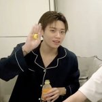 <b>뺑뺑이</b> 안경 쓰고 다니는 남자 아이돌