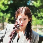 정장에 <b>검스</b> 입고 뮤뱅출근한 장원영