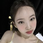 이거 <b>예지</b> 나연 렌즈 뭔지 아는사람 ㅠㅠ