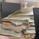 안치우고 살았더니 책상에 탑<b>쌓음</b>