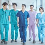 김해숙에게 축하 꽃다발을 준비한 <b>김대명</b>