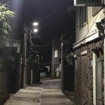 <b>음침</b>한 골목길.. 누군가의 시선이 느껴진다..