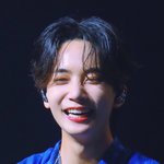 <b>윤정한</b> 웃는거 이쁘다