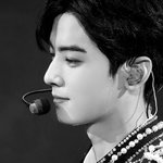얼굴에 존재하지 않는 <b>현실감</b>