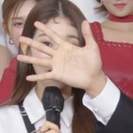 아 주연 손으로 장원영 얼굴 다 <b>가림</b>