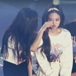 <b>제니</b> 눈물 닦아주는 <b>지수</b>