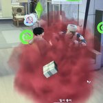 심즈로 <b>산타</b>한테 선물 뜯는 중임
