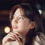 <b>조명</b>이 따로 필요없는 눈부신 스타