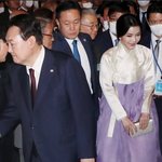 尹대통령 빨간 넥타이·김건희 여사는 한복 입고 뉴욕 <b>동포</b> 만났다