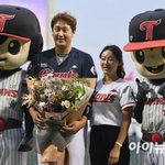 조선의 4번<b>타자</b> 이대호 은퇴 투어 마쳐 눈시울