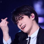 [모두드루와] 얼굴이 하얘서 뱀파이어 같은 남돌