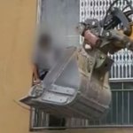 굴착기로 <b>불길</b>속 2층 건물 고립된 모자 구해