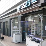 편의점의 이상한 공사로 <b>인해</b> 피해를 입고 있습니다.