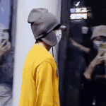 <b>뷔</b> <b>팬</b>들한테 다가가는데