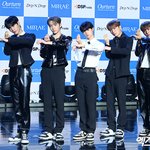 [모두드루와] 뭔가 공손하게 쌈싸주는 것 같은 남돌 기사사진