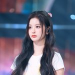 설윤 이<b>착장</b> 너무 예쁜데