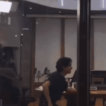 [드루와] 제작진들한테 무릎꿇은 <b>뷔</b> 말이야