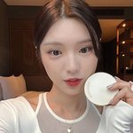 <b>율리</b>가 입은 뮬라웨어 슬리브