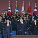 국기에 <b>경례</b>하는 윤석열 대통령