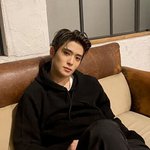 보는 것도 조심스러운 <b>용안</b>