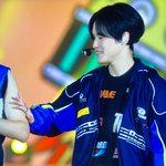 [NCT드림] 제노<b>형아</b> 근육 만져보는 고양이