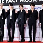 오늘 투바투 레드카펫 기사사진에서 개귀여운거 발견