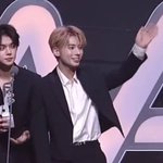 더팩트 계속 팬들한테 인사하고 웃어주는 태현