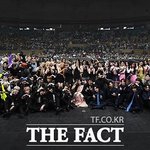 더<b>팩트</b> 단체 사진뜸