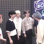 군대에서 다시 만난 아이돌들..