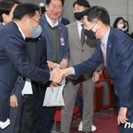 김기현 의원과 인사하는 정진석 <b>비대</b>위원장