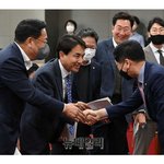 반도체 인력양성의 대전환 토론회에서 정진석 <b>비대</b>위원장과 인사하고있다.