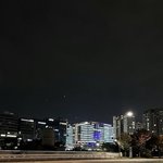 혼자 밝게 빛나는 카카오 <b>사옥</b>