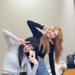 [모두드루와] 허리 꺾인 채로 브이 하고 사진 찍는 '라잇썸 <b>주현</b>...