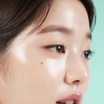 <b>투명</b>하고 맑은 피부가 돋보이는 여돌