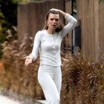 <b>맨발</b>로 반려견 찾다가 파파라치샷 찍힌 모델